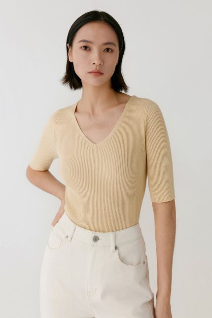 Short-sleeved knitted ribbed top
