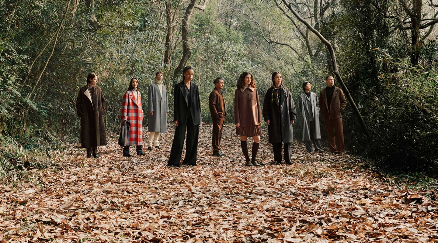 groupe of people in forest