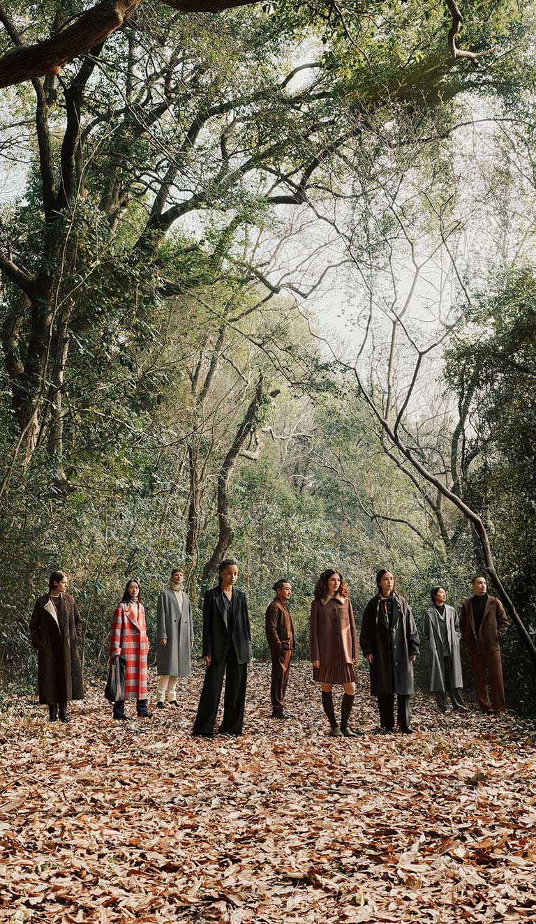 groupe of people in forest