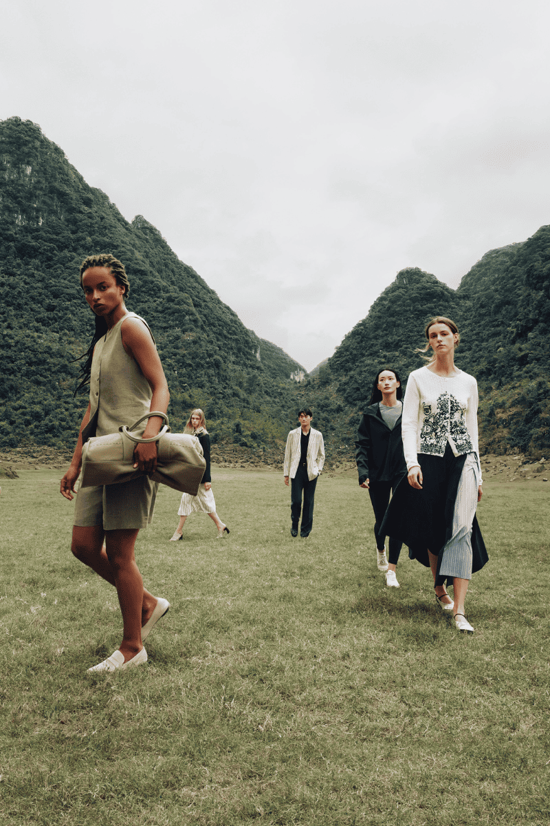 Groupe de personnes dans une vallée