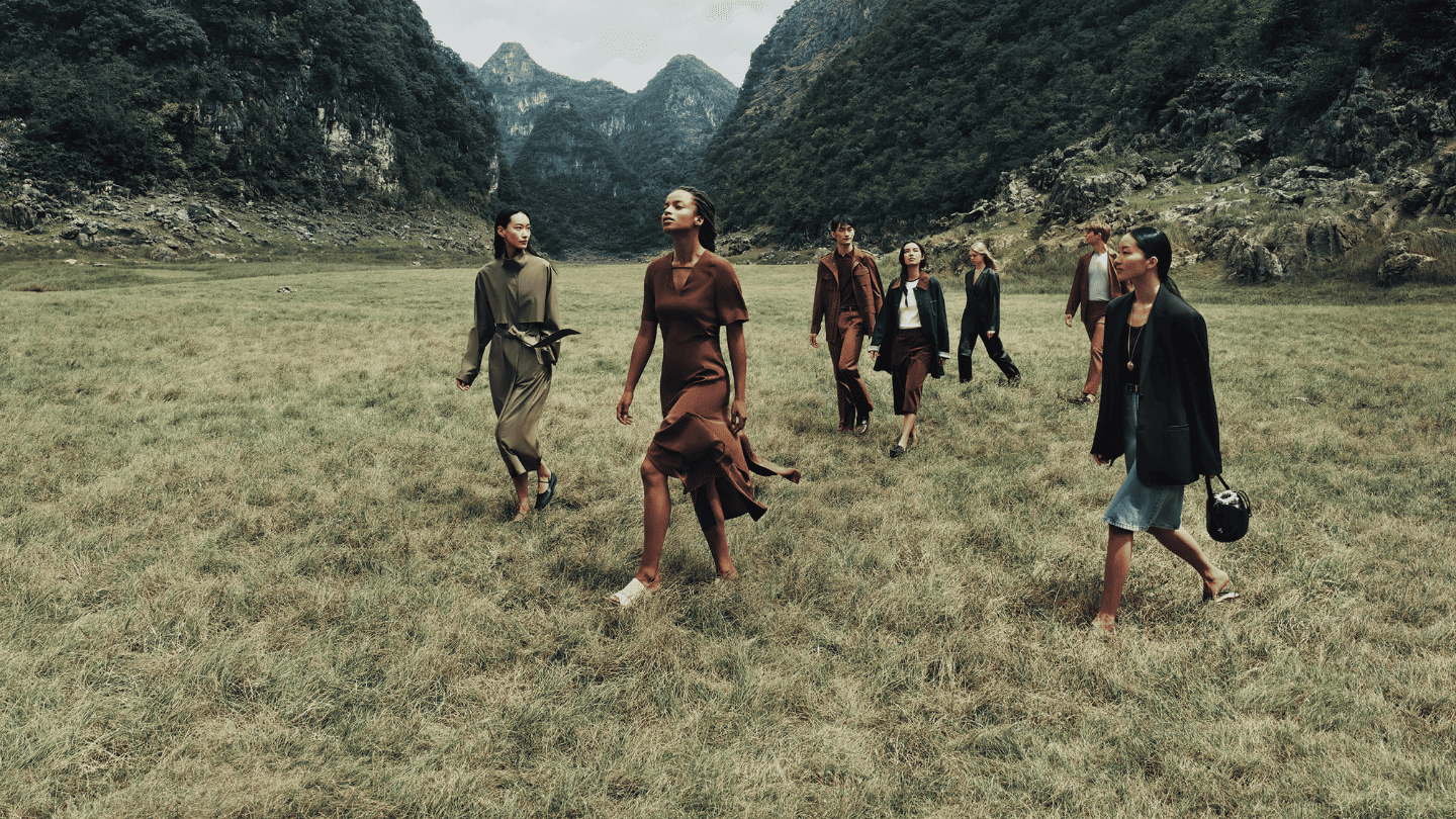 groupe de personnes dans une vallée