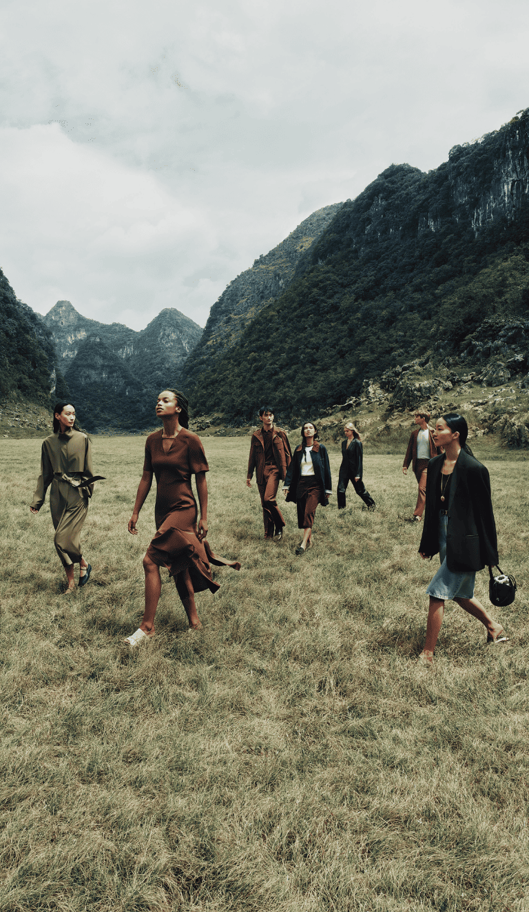 groupe de personnes dans une vallée